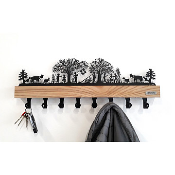 gelaserte-Metallobjekte | Garderobe Bergchilbi im Eichenbalken